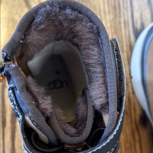 UGG Chestnut Arren Boots NWOT - Picture 8 of 10